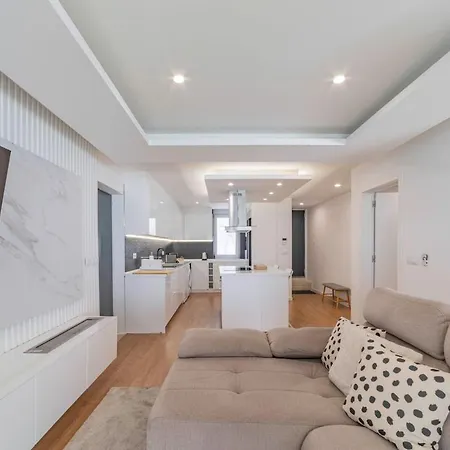 Campolide - Stylish 4br With Jacuzzi