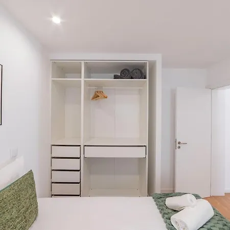 Campolide - Stylish 4br With Jacuzzi *