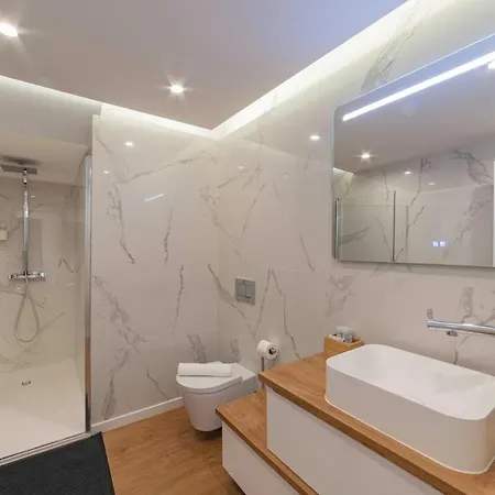 Campolide - Stylish 4br With Jacuzzi Вилла