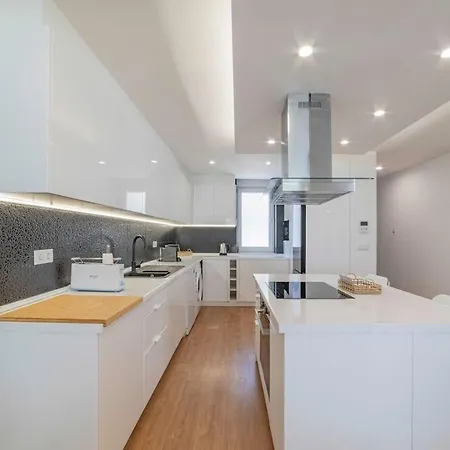 Campolide - Stylish 4br With Jacuzzi Вилла Лиссабон