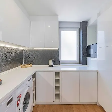 Campolide - Stylish 4br With Jacuzzi Лиссабон