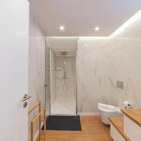 Campolide - Stylish 4br With Jacuzzi Вилла Лиссабон
