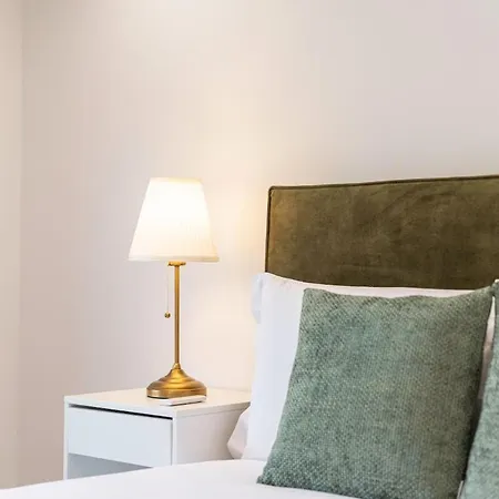 Вилла Campolide - Stylish 4br With Jacuzzi
