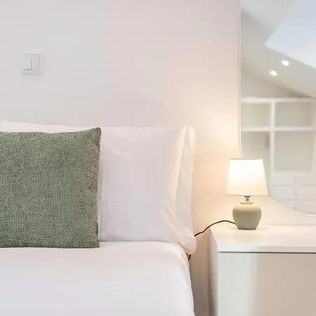 Campolide - Stylish 4br With Jacuzzi *