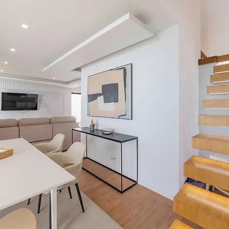 Campolide - Stylish 4br With Jacuzzi *